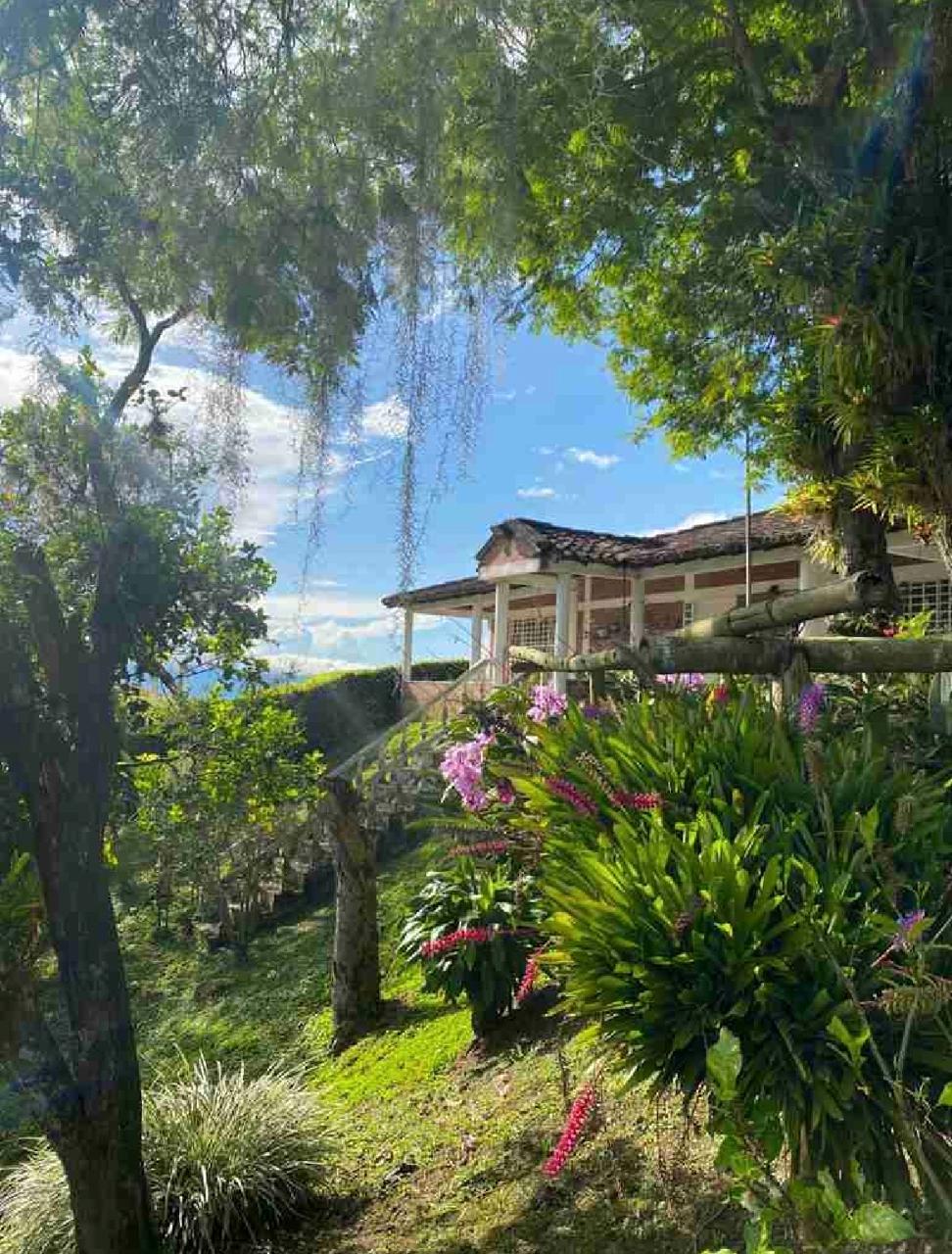 Venta de casa campestre en Tuluá Valle Corregimiento de La Iberia Area 5.273 Mt²